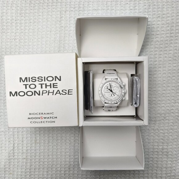 Swatch x Omega co-branded moon phase watch | Snoopy moon landing limited edition - Picture 2 of 9